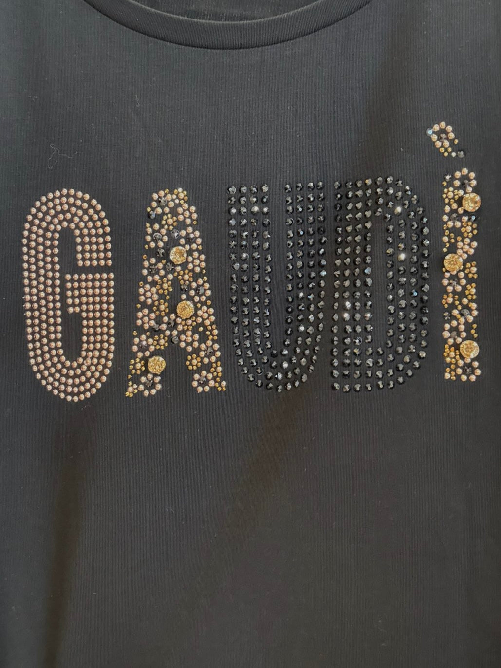 T-shirt nera da donna in jersey con strass e borchie