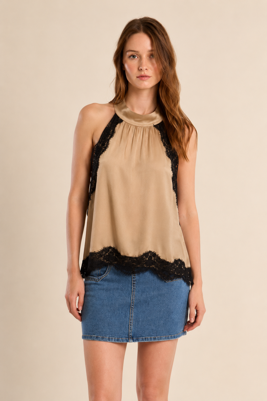 Top con collo all'americana in pizzo nero