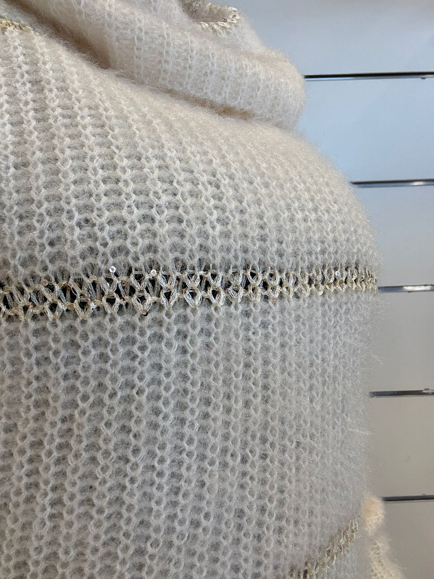 Maglione panna a righe con paillettes dorate