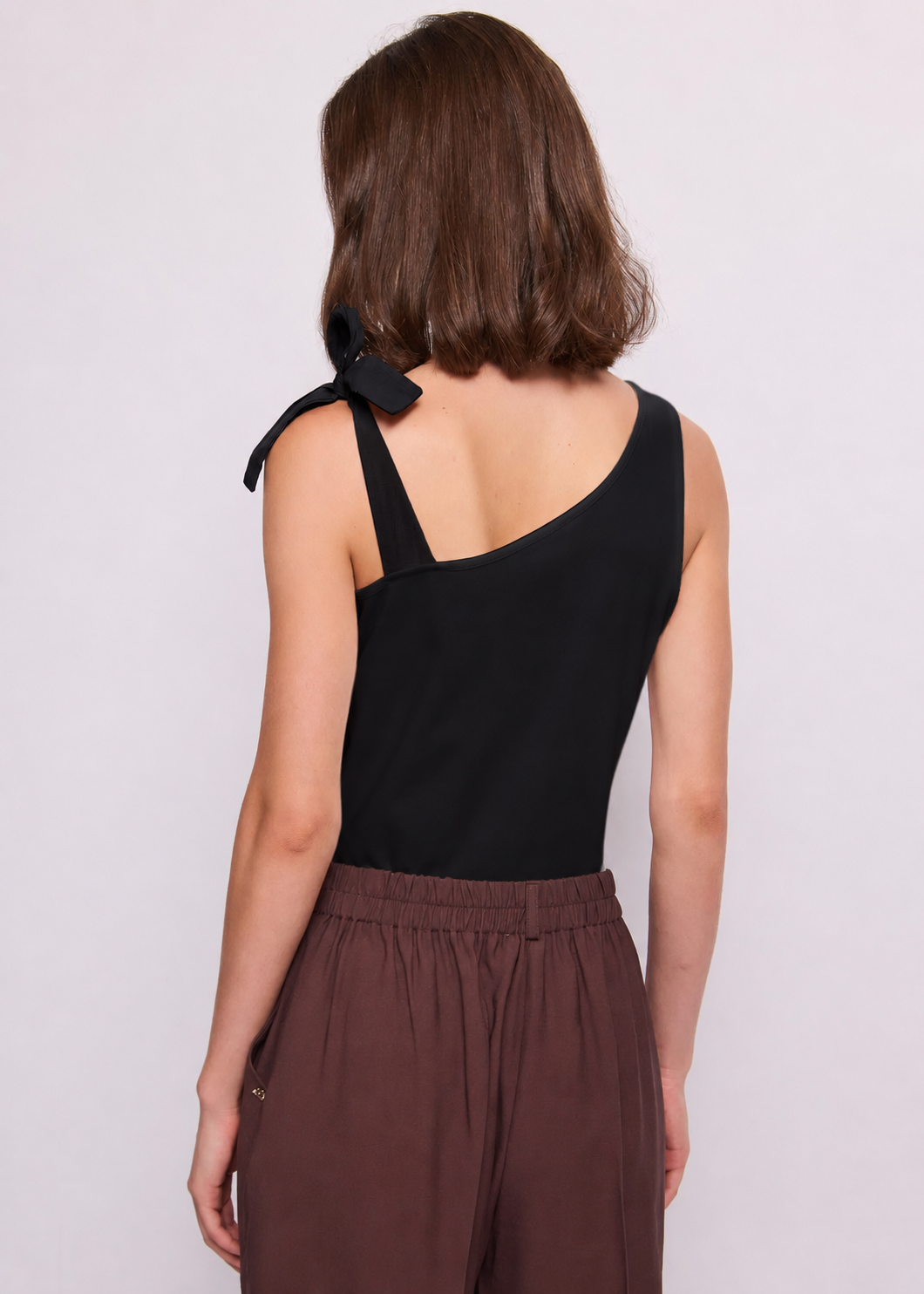 Top monospalla con logo e strass