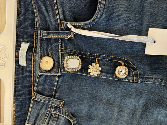 Jeans flare con bottoni gioiello