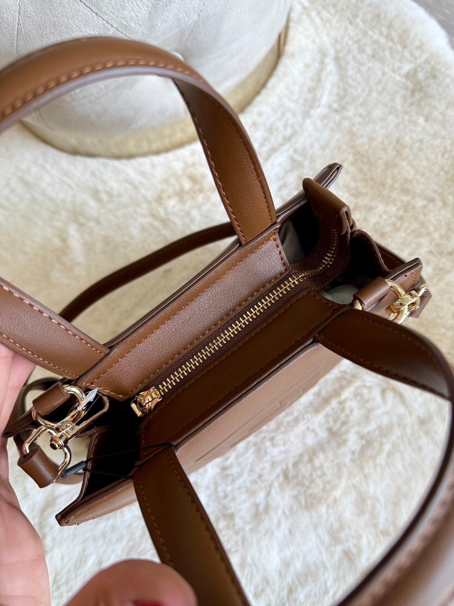 Mini shopping bag marrone con logo di Gaudì, vista interna con zip e manici eleganti