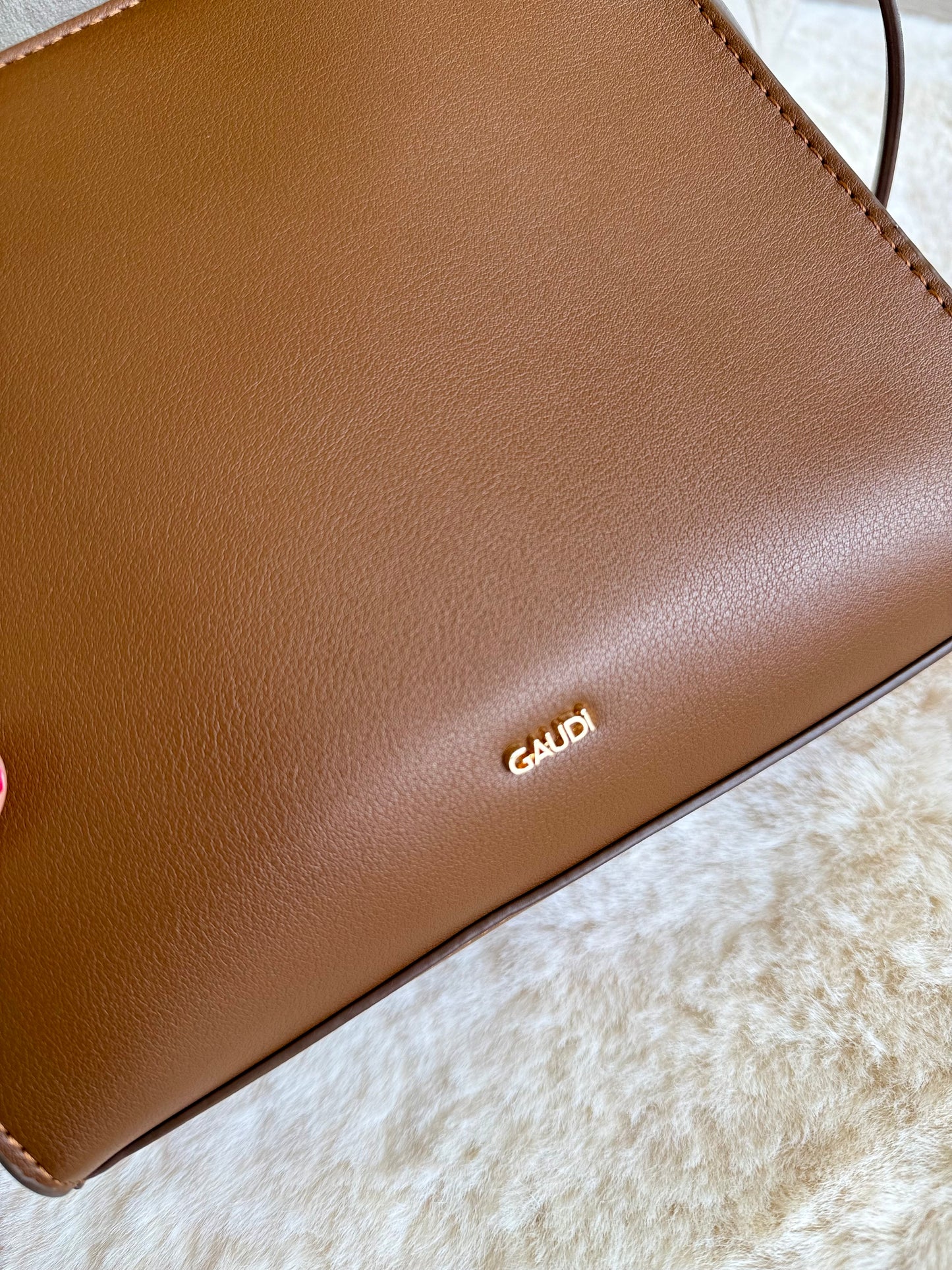 Mini shopping bag marrone con logo Gaudì, elegante e versatile per ogni occasione