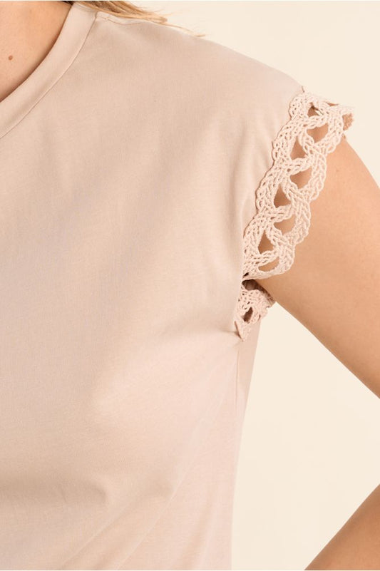 T-shirt con maniche traforate