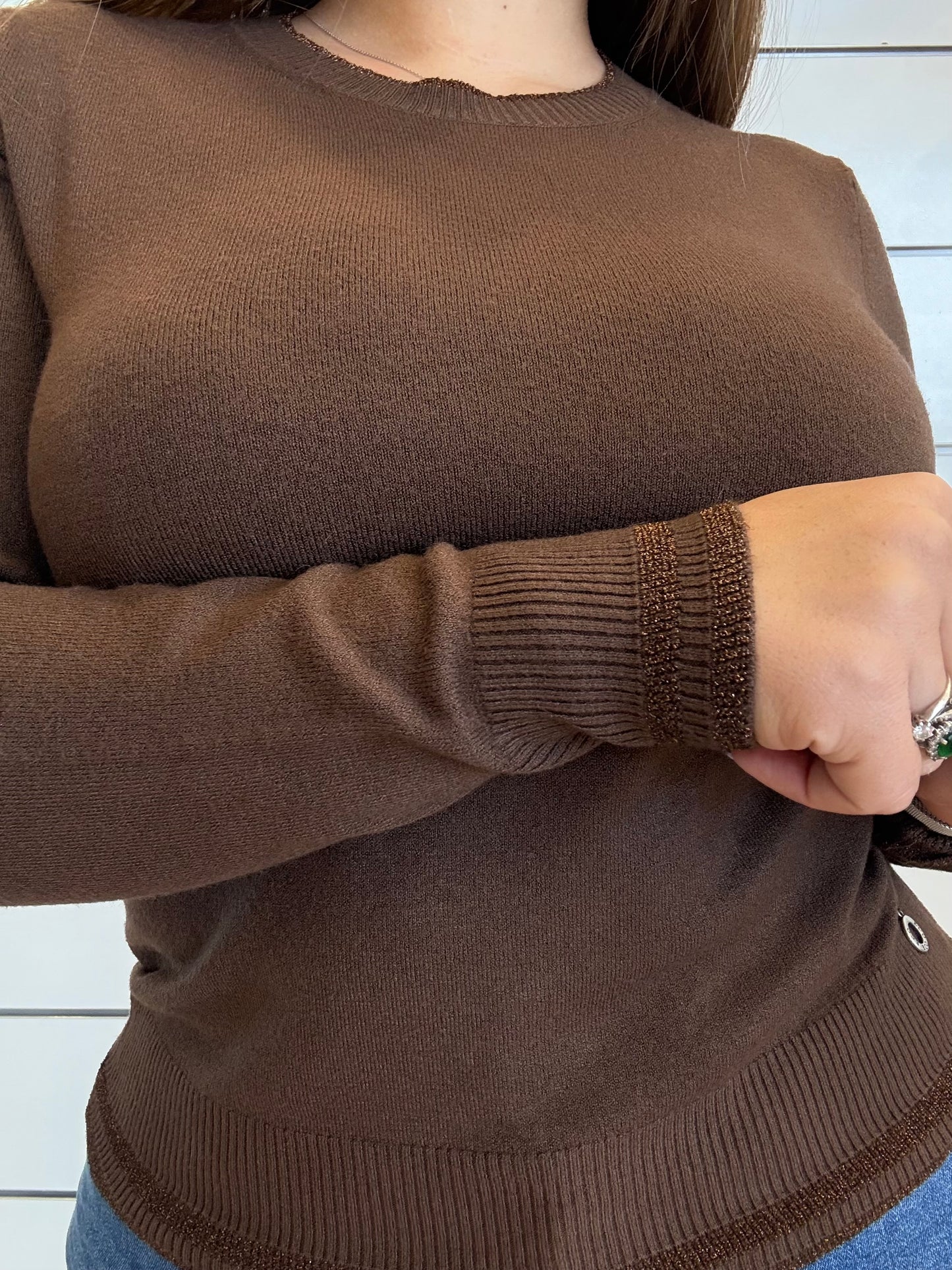 Maglioncino girocollo cioccolato in morbido tessuto, ideale per look casual ed eleganti