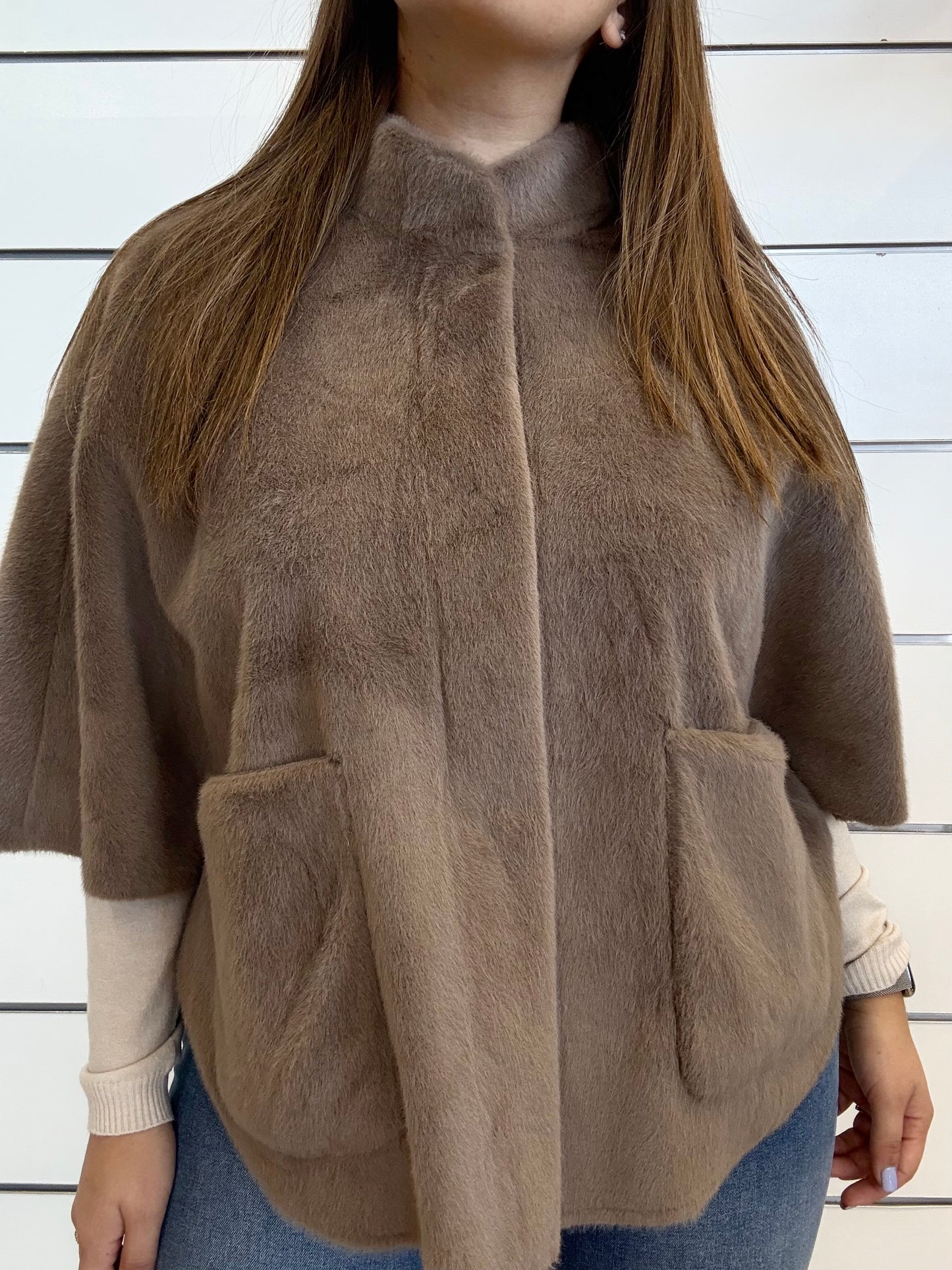 Mantella in ecopelliccia beige di RINO E PELLE con tasche e design elegante per un look chic
