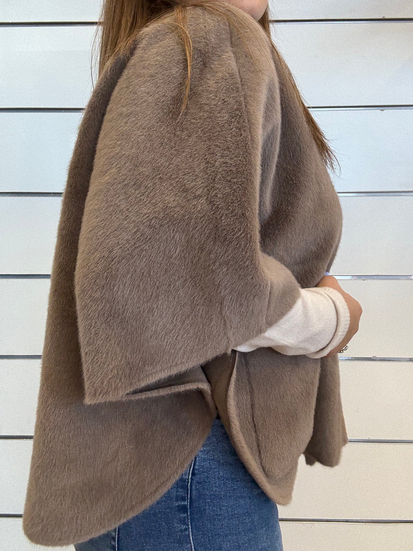 Mantella in ecopelliccia beige di RINO E PELLE, elegante e comoda per l'abbigliamento quotidiano
