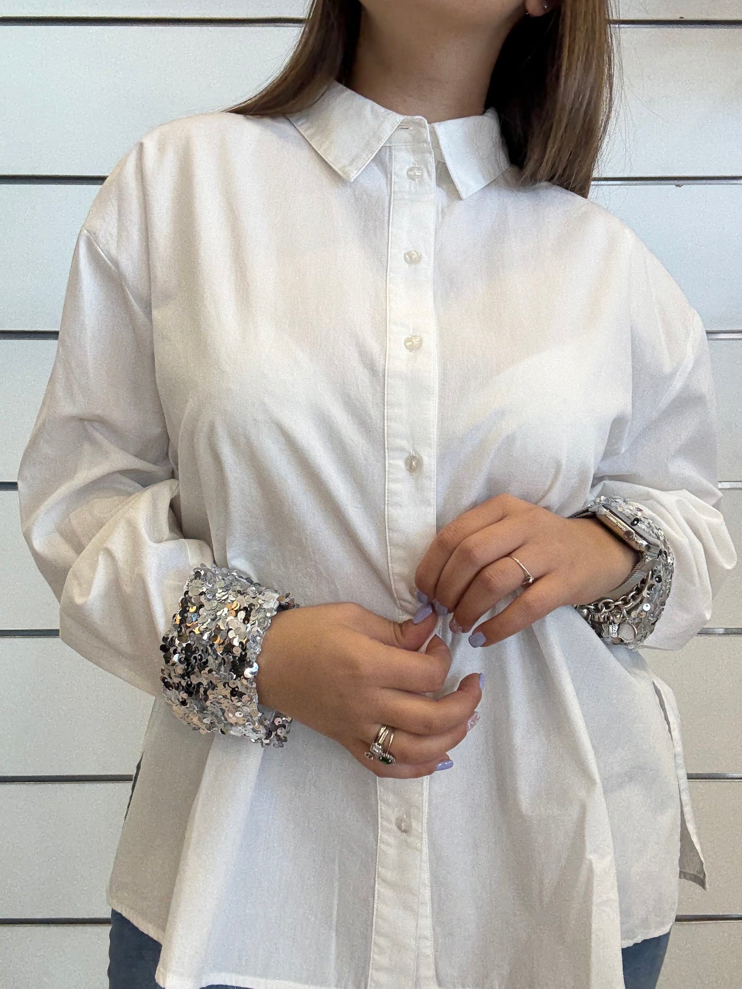 Camicia da donna in popeline con paillettes bianche e maniche decorate per un look elegante