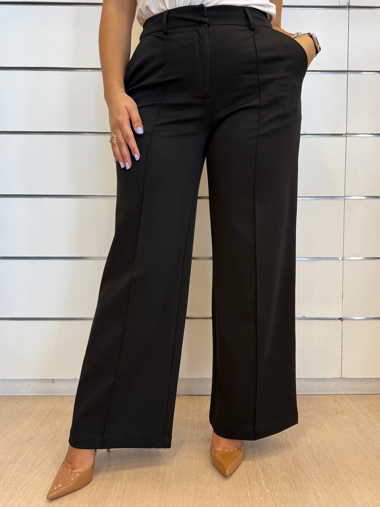 Pantalone elasticizzato nero ICHI con taglio dritto e vita alta per un look elegante e comodo