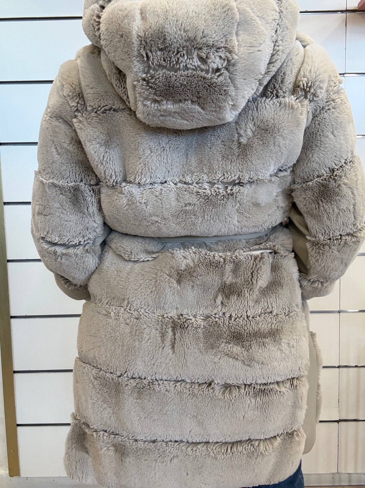 Ecopelliccia con dettagli in ecopelle