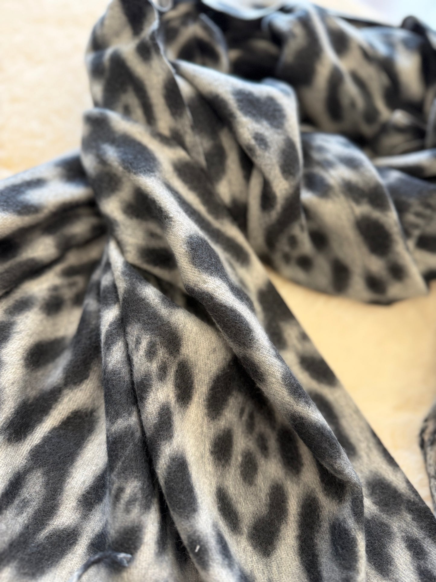 Sciarpa maculata con frange