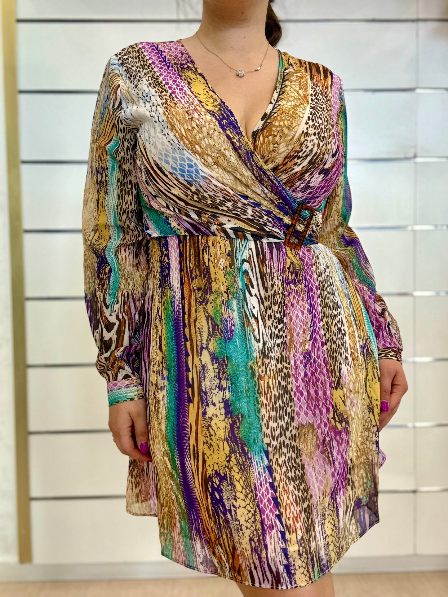 Abito corto con cintura e stampa colorata con maniche lunghe per look alla moda di Molly Bracken