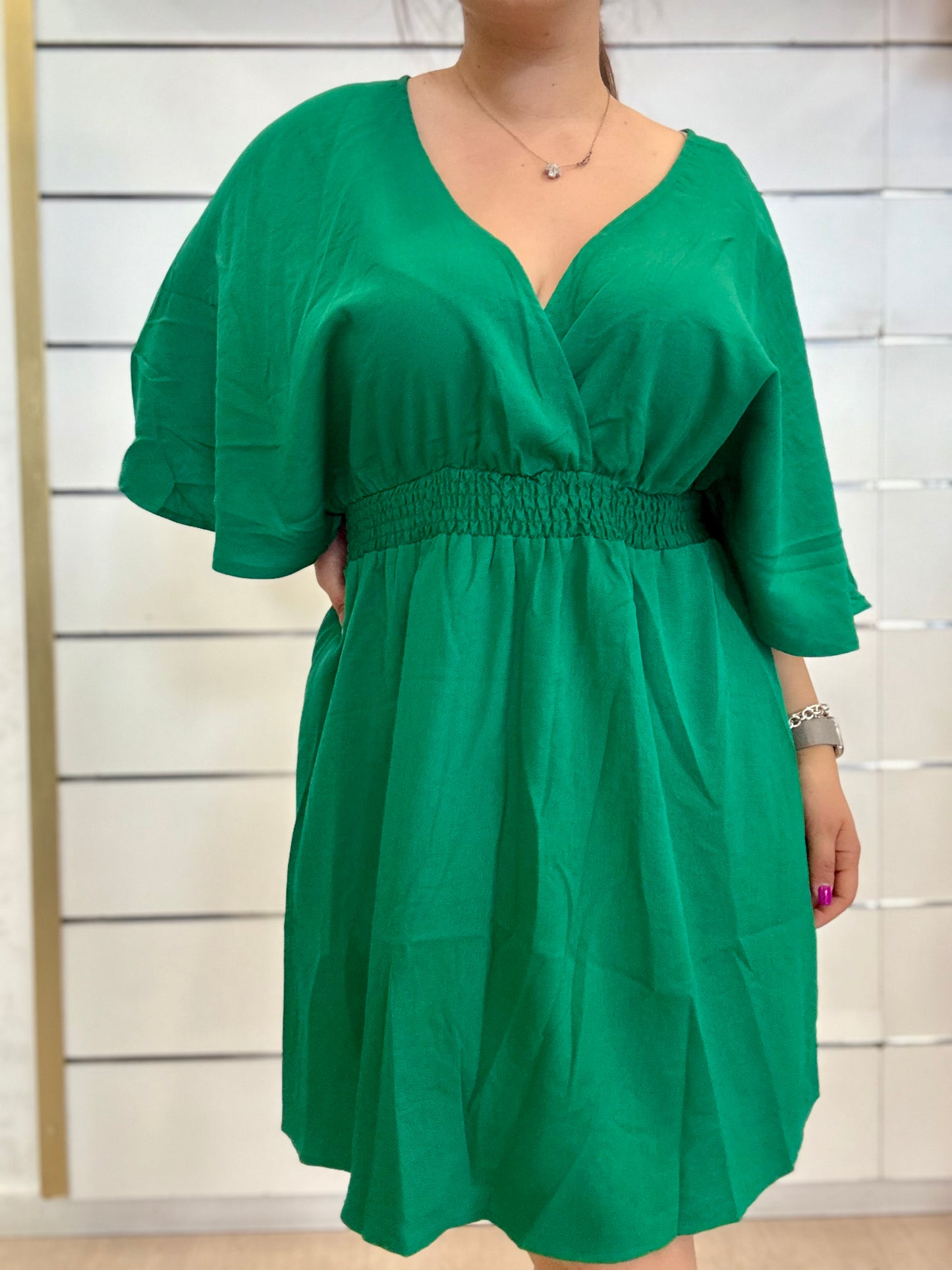 Abito corto fluido con elastico in vita e schiena scoperta di Molly Bracken in verde brillante