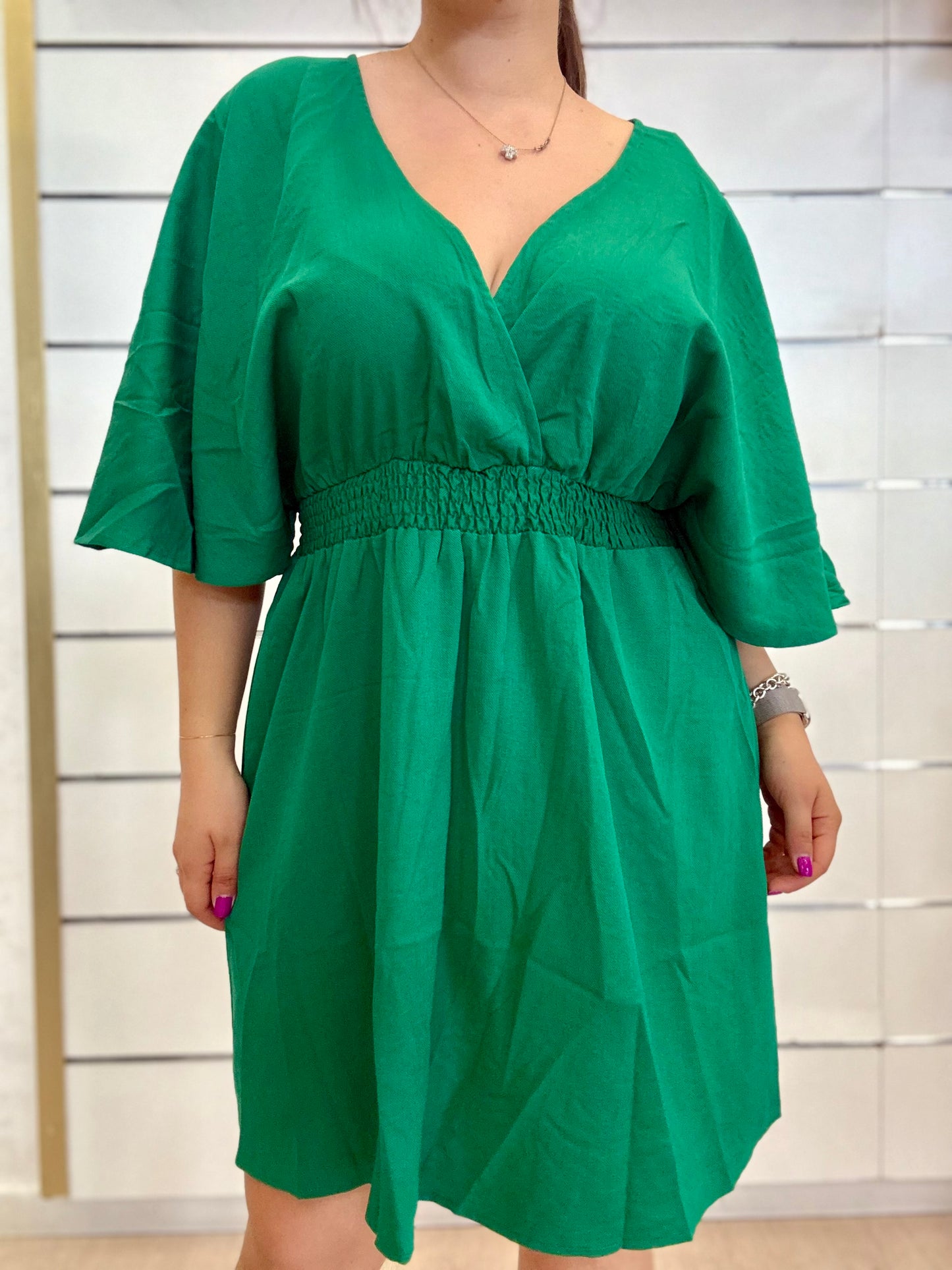 Abito corto fluido con elastico in vita e schiena scoperta in verde firmato Molly Bracken