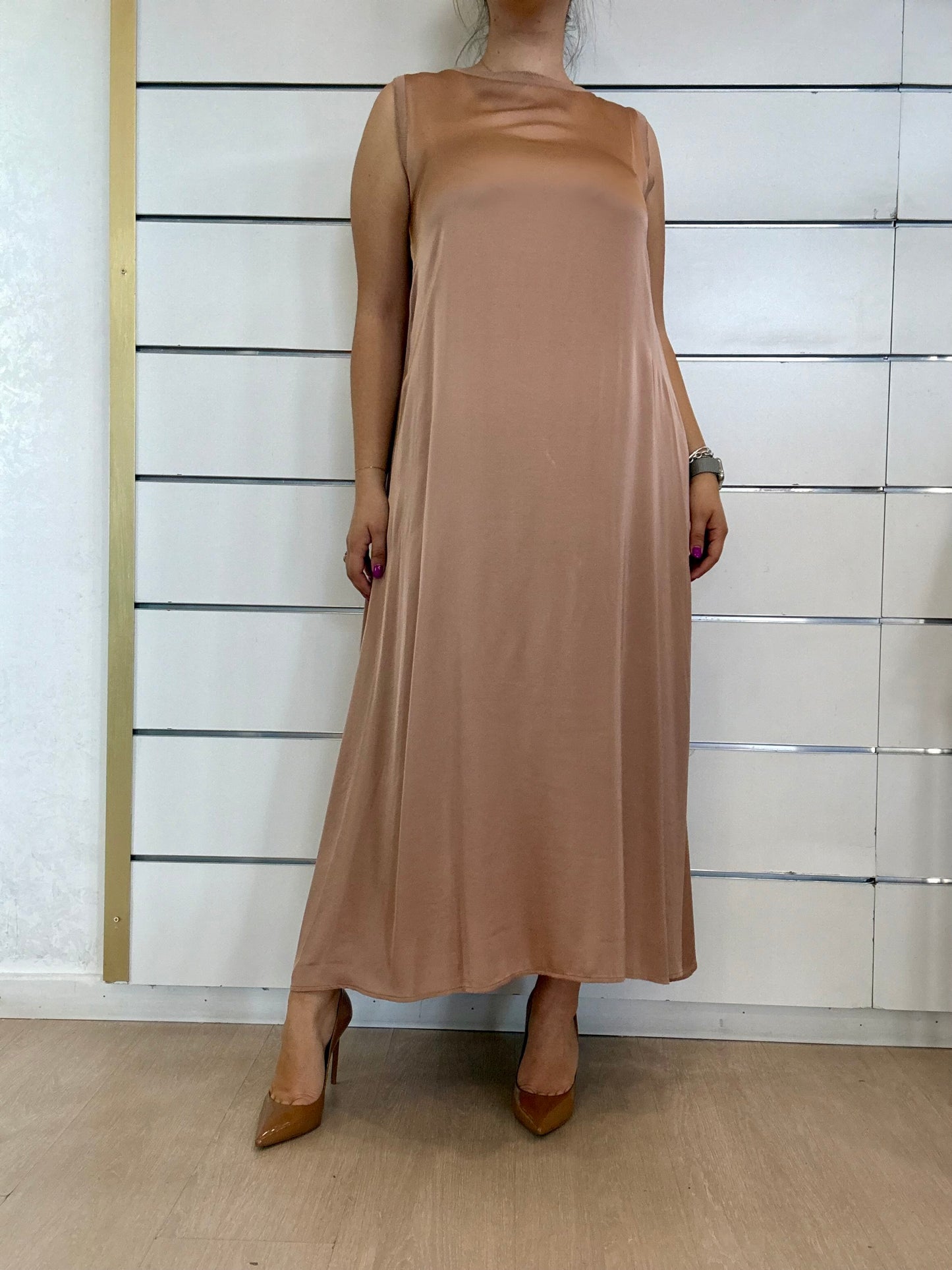 Abito in viscosa rosa antico con silhouette fluida, perfetto per occasioni eleganti