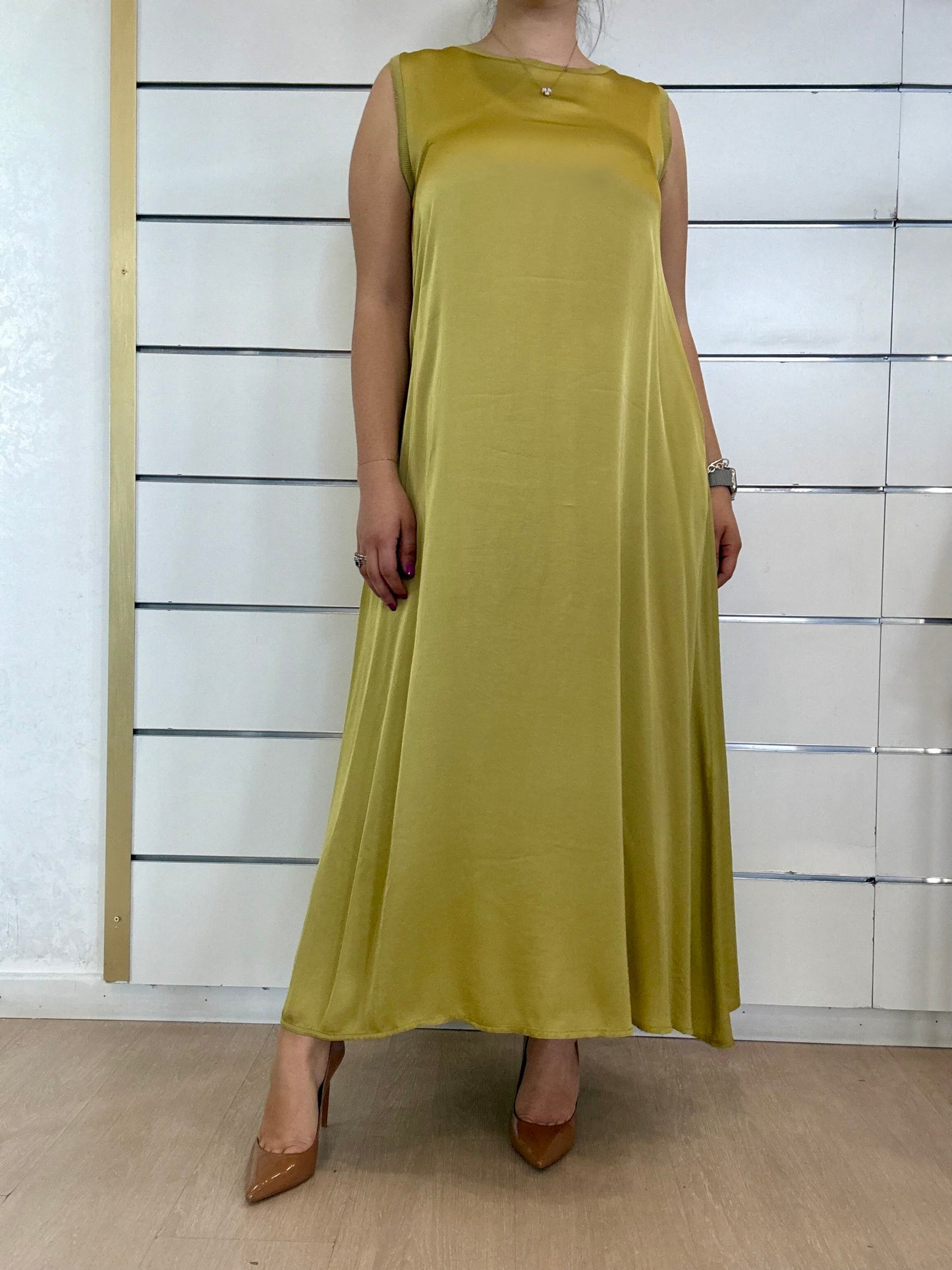 Abito in viscosa verde oliva senza maniche, elegante e fluido, perfetto per occasioni speciali