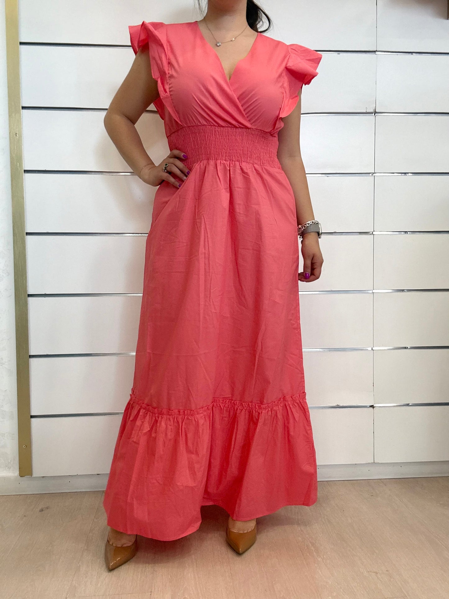 Abito lungo color corallo di Molly Bracken con maniche a volant e gonna ampia per un look estivo elegante