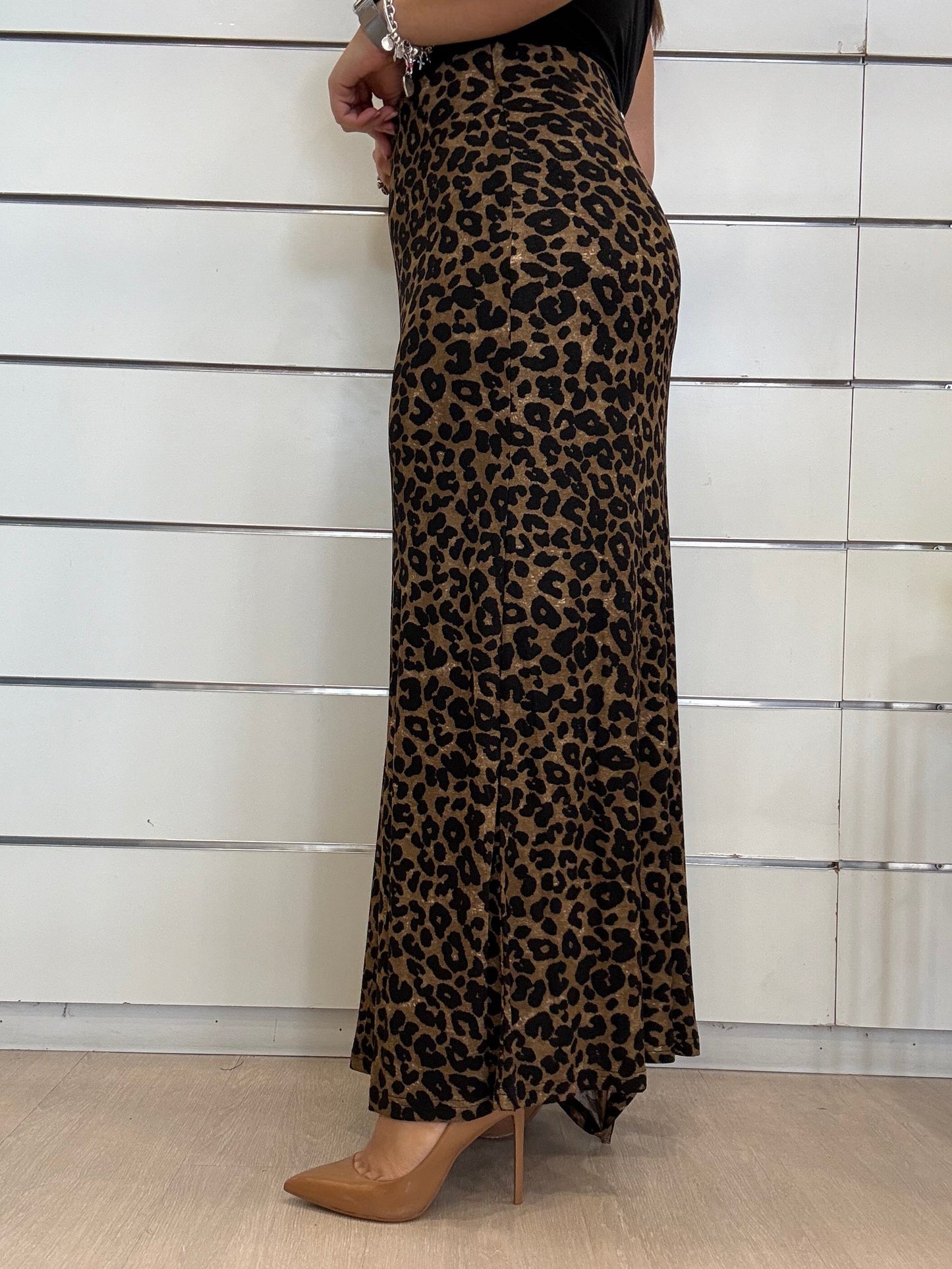 Gonna maculata lunga di Molly Bracken con stile elegante per un look casual e alla moda