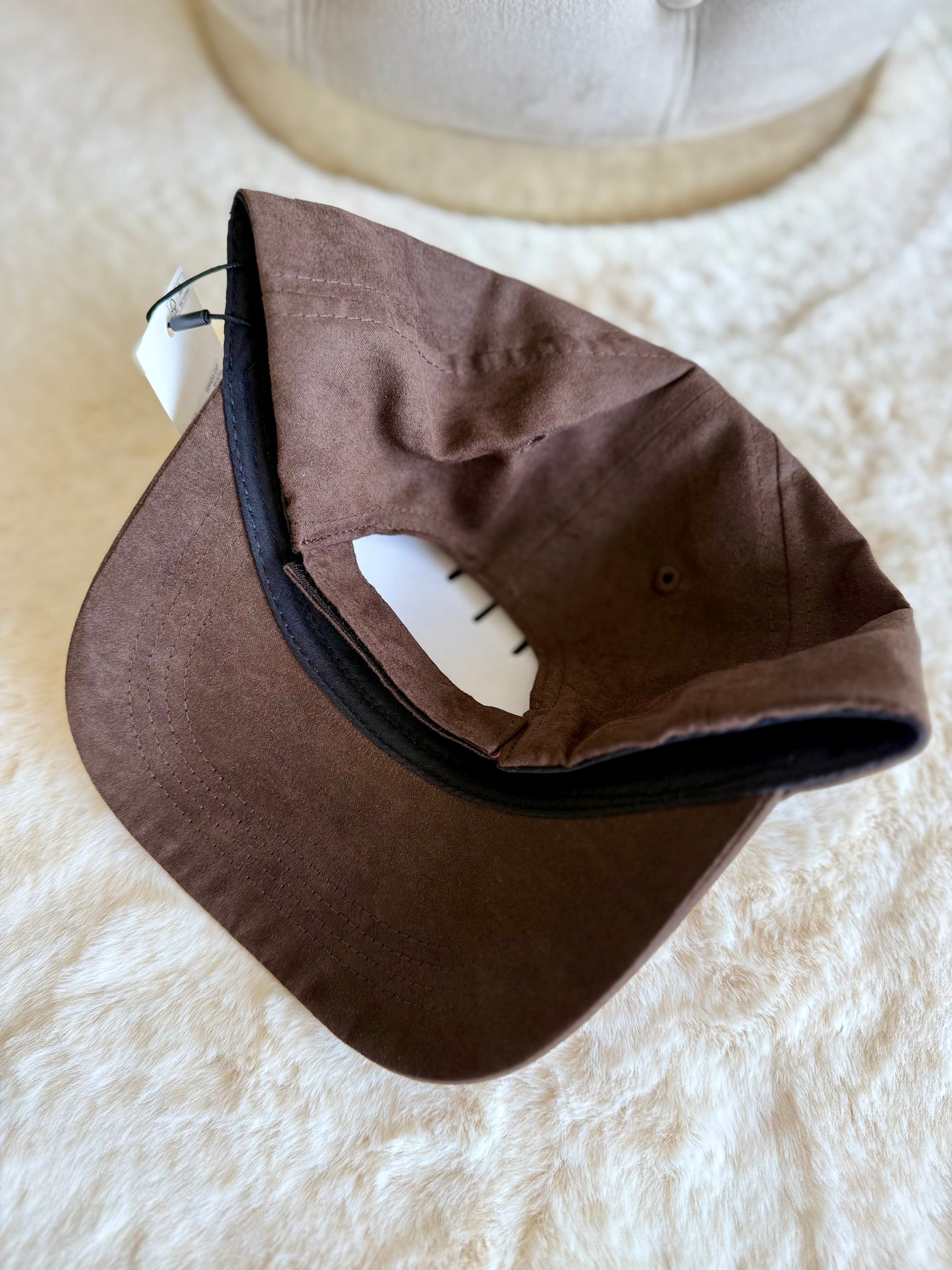 Berretto testa di moro ICHI con visiera, ideale per outfit casual e protezione solare