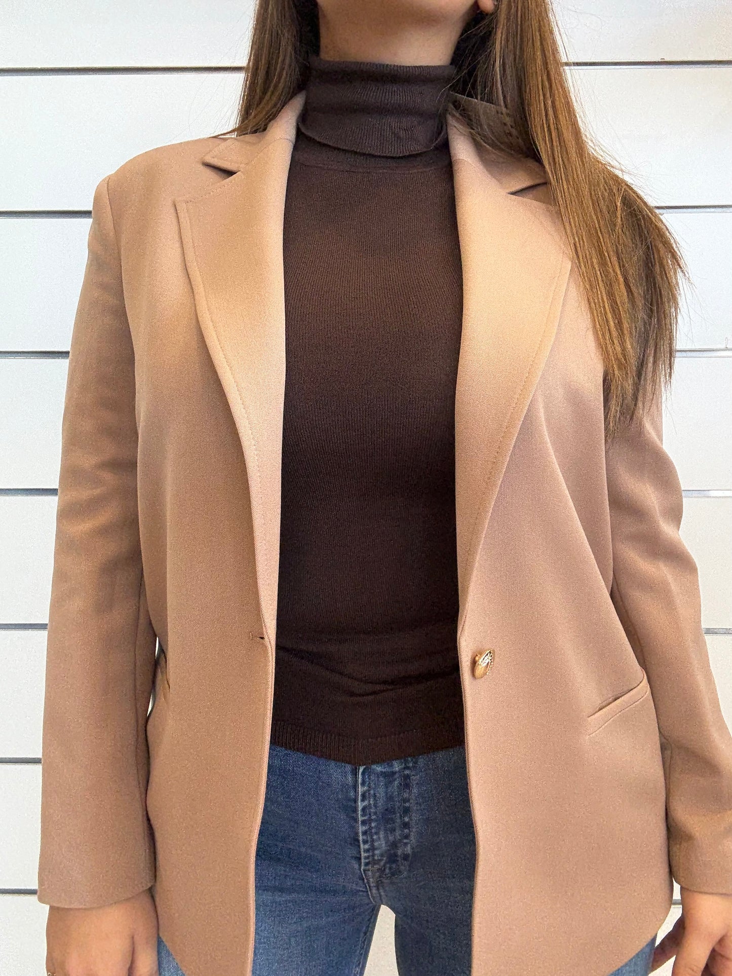 Blazer da donna con tasche a filetto di Gaudì in cammello, elegante e versatile per ogni occasione