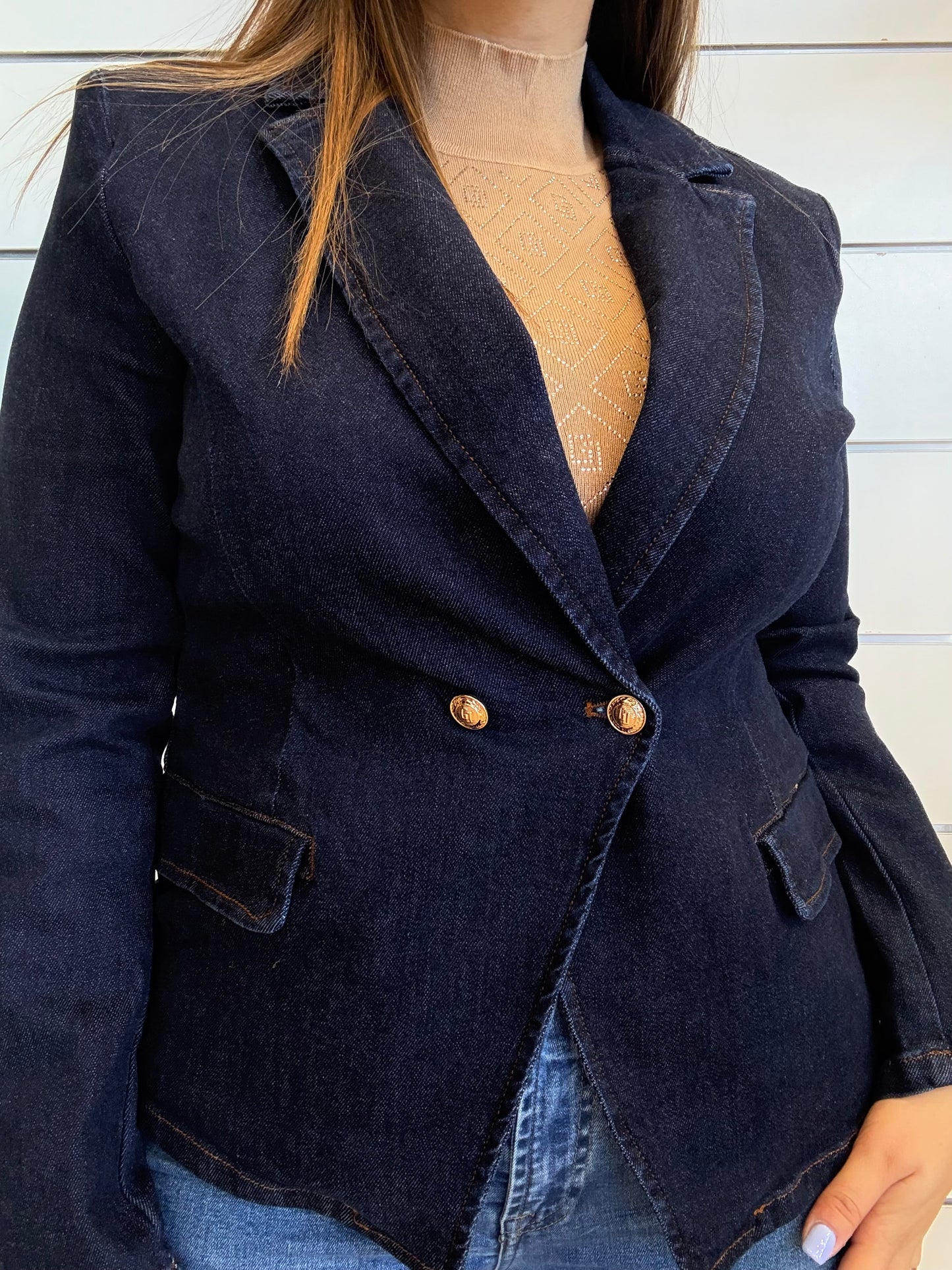 Blazer da donna doppiopetto in denim di cotone di Gaudì con bottoni dorati e taglio elegante