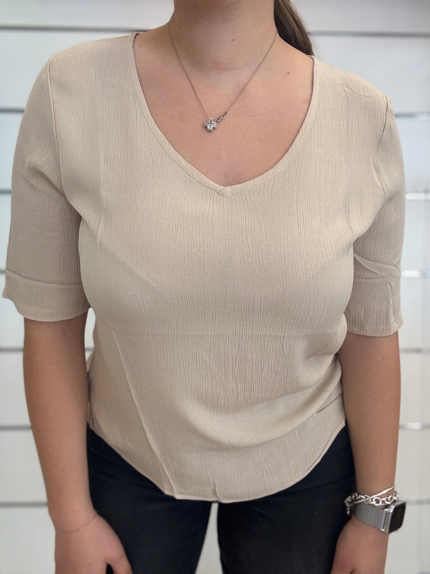 Blusa beige in viscosa con scollatura a V e maniche corte, perfetta per look casual