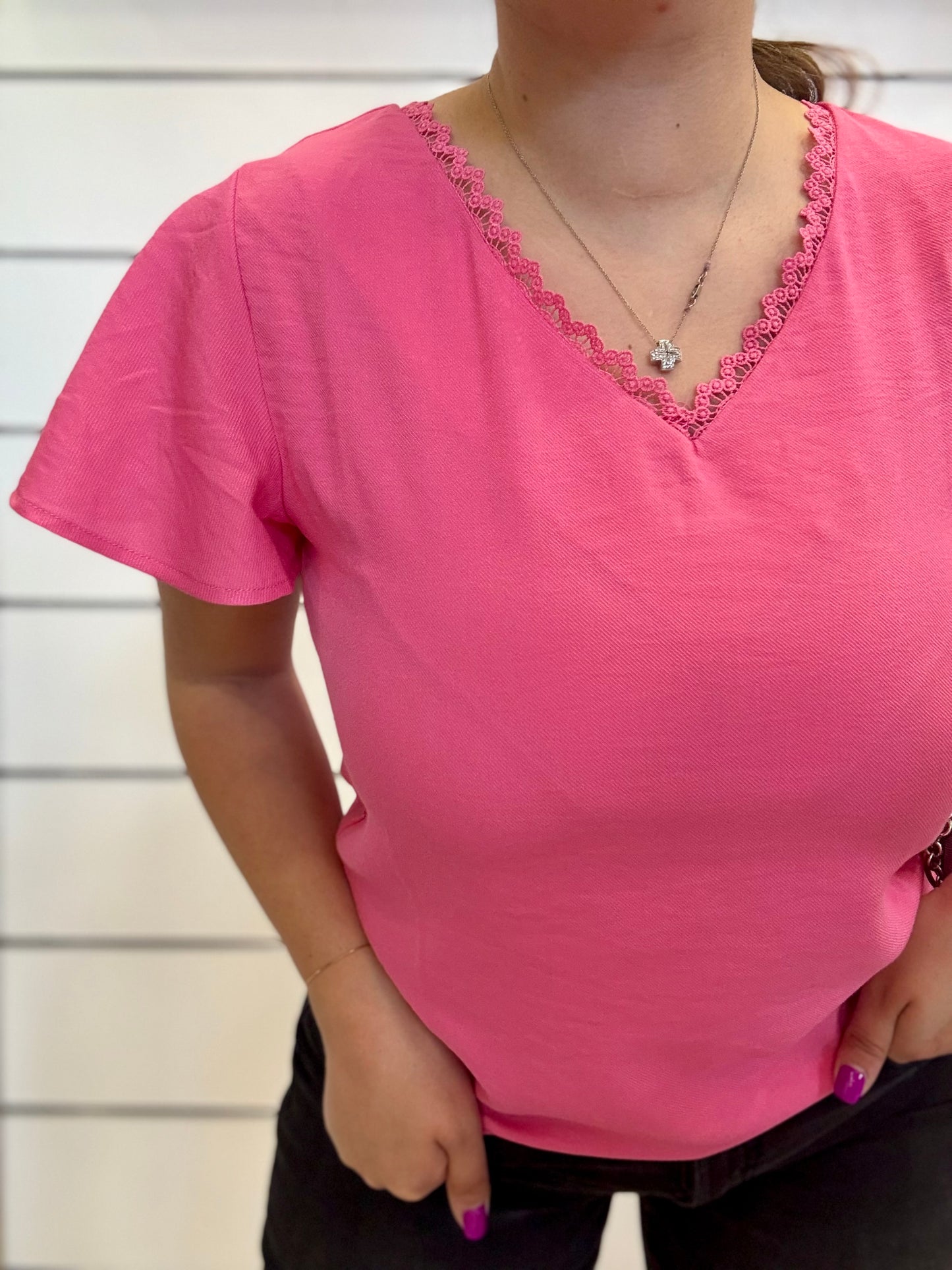 Blusa fucsia con scollo a 'V' in pizzo di Molly Bracken, elegante e alla moda.