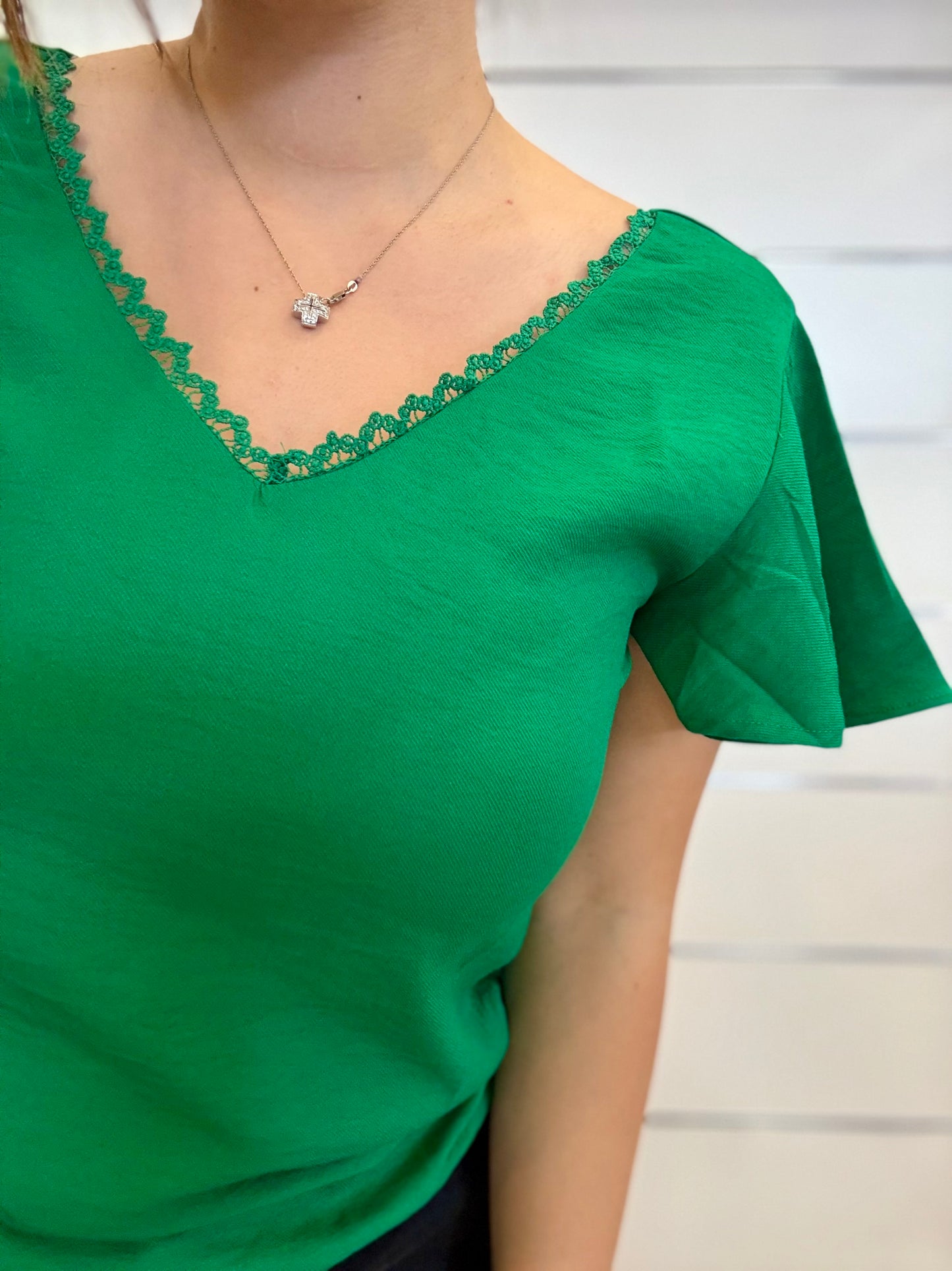 Blusa verde con scollo a V in pizzo di Molly Bracken con maniche a volant e dettaglio di pizzo