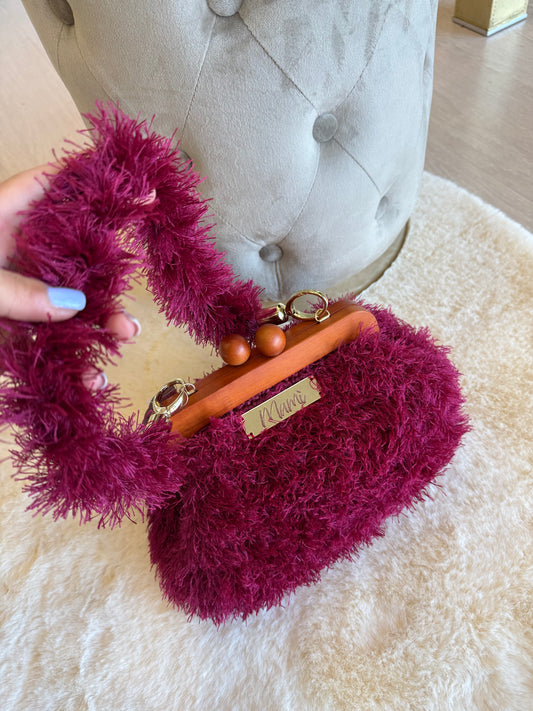 Borsa ad uncinetto modello Furglam in morbido tessuto viola con manici in legno ornamentali