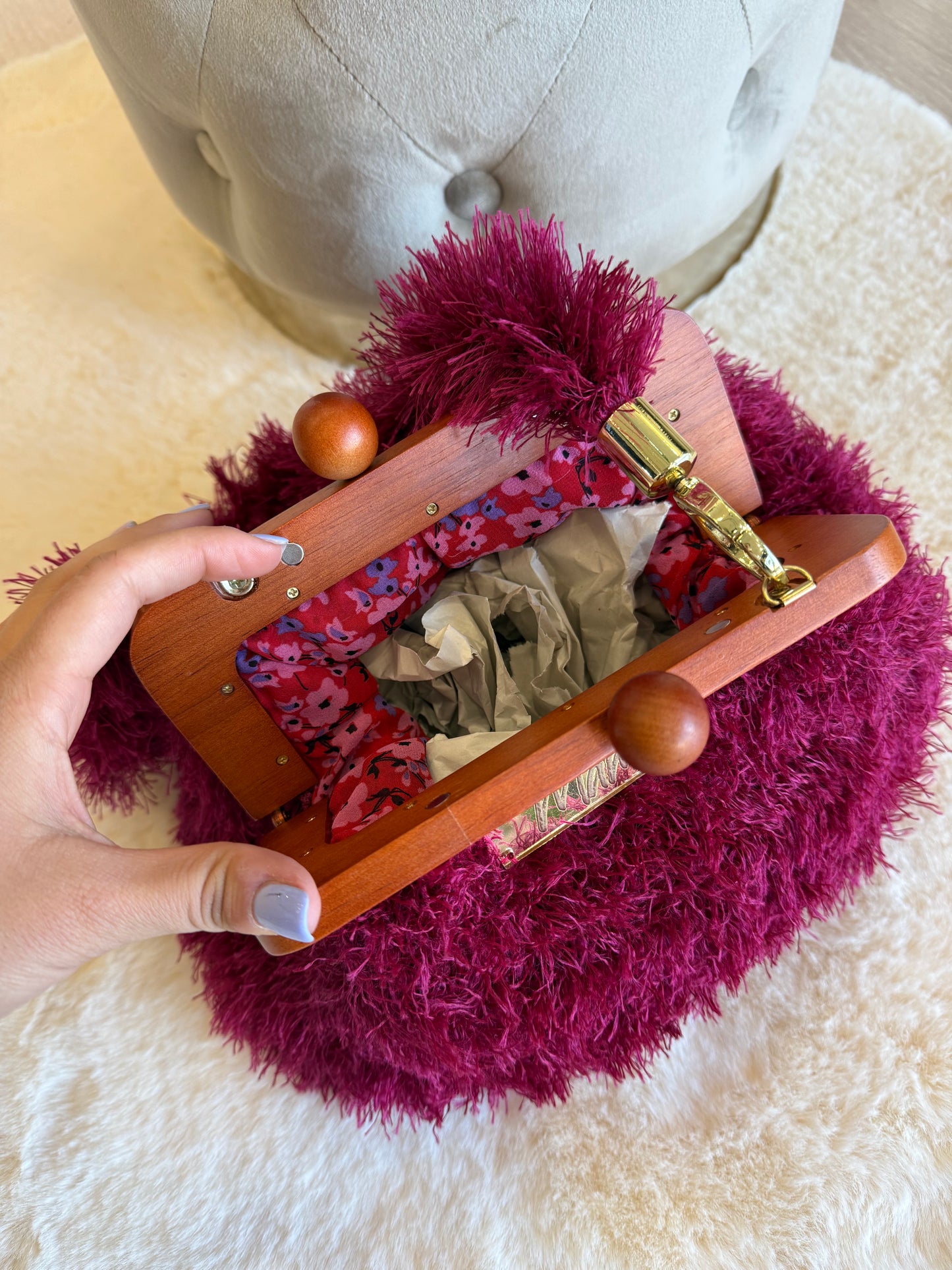 Borsa ad uncinetto modello Furglam con interni colorati e chiusura in legno per un tocco elegante