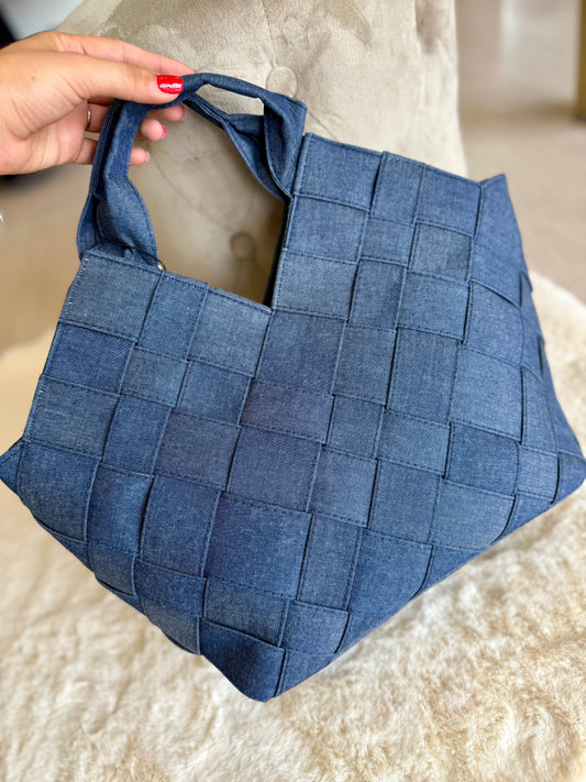 Borsa di Jeans con manici in tessuto intrecciato, ideale per un look casual e quotidiano