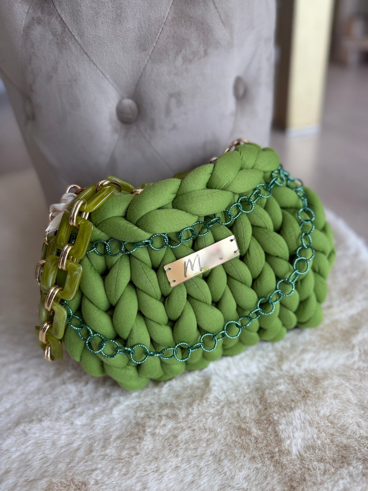 Borsa a mano in verde marshmallow con catena decorative in metallo di Mamì green