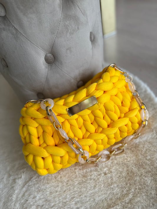 Borsa a mano Mamì in colore Marshmallow yellow con catena elegante e design distintivo
