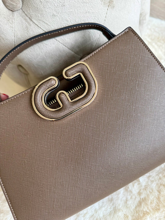 Borsa top handle cioccolato in similpelle con elegante chiusura dorata per ogni occasione