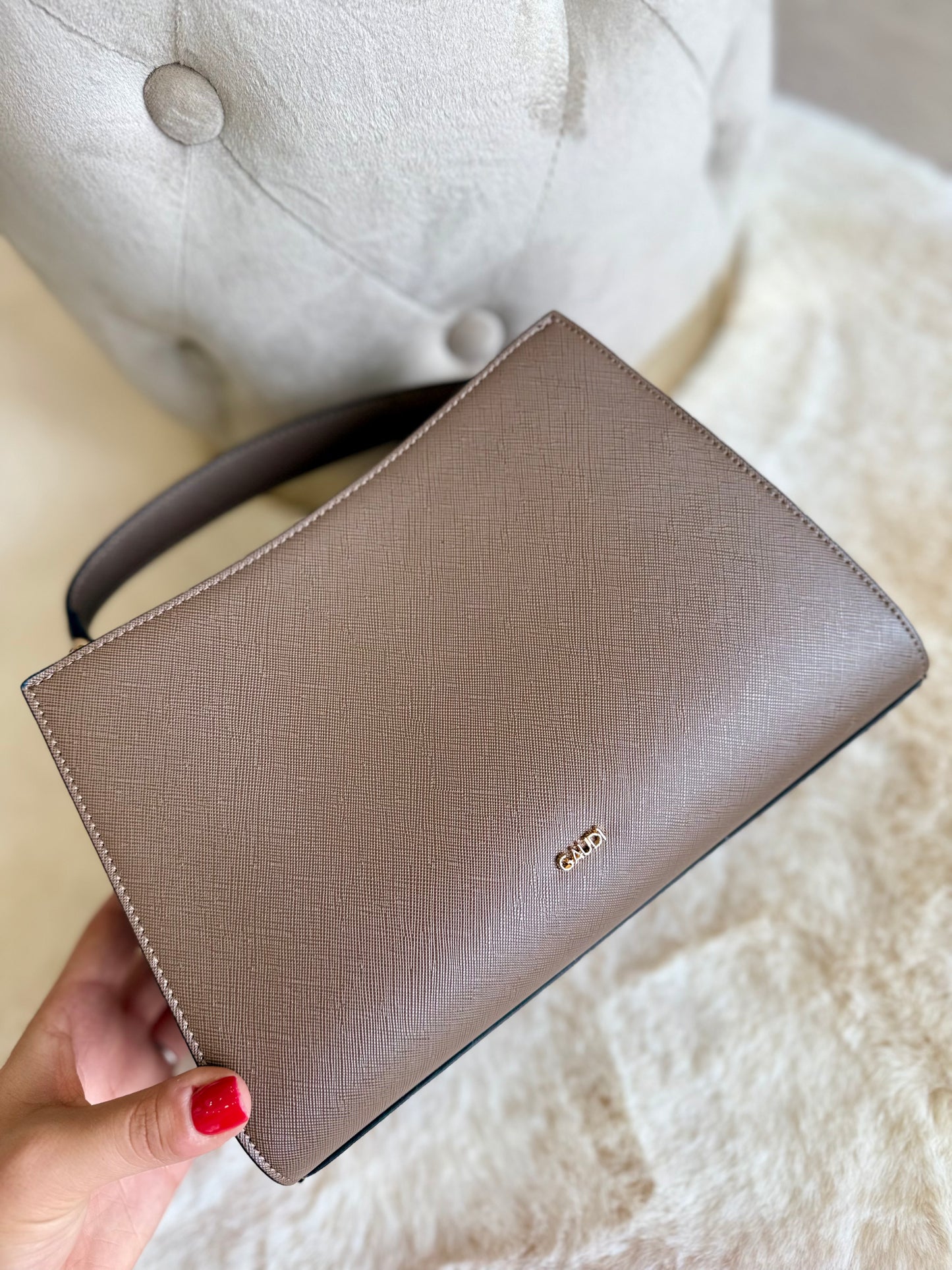 Borsa top handle cioccolato in similpelle di Gaudì con manico elegante e design sofisticato