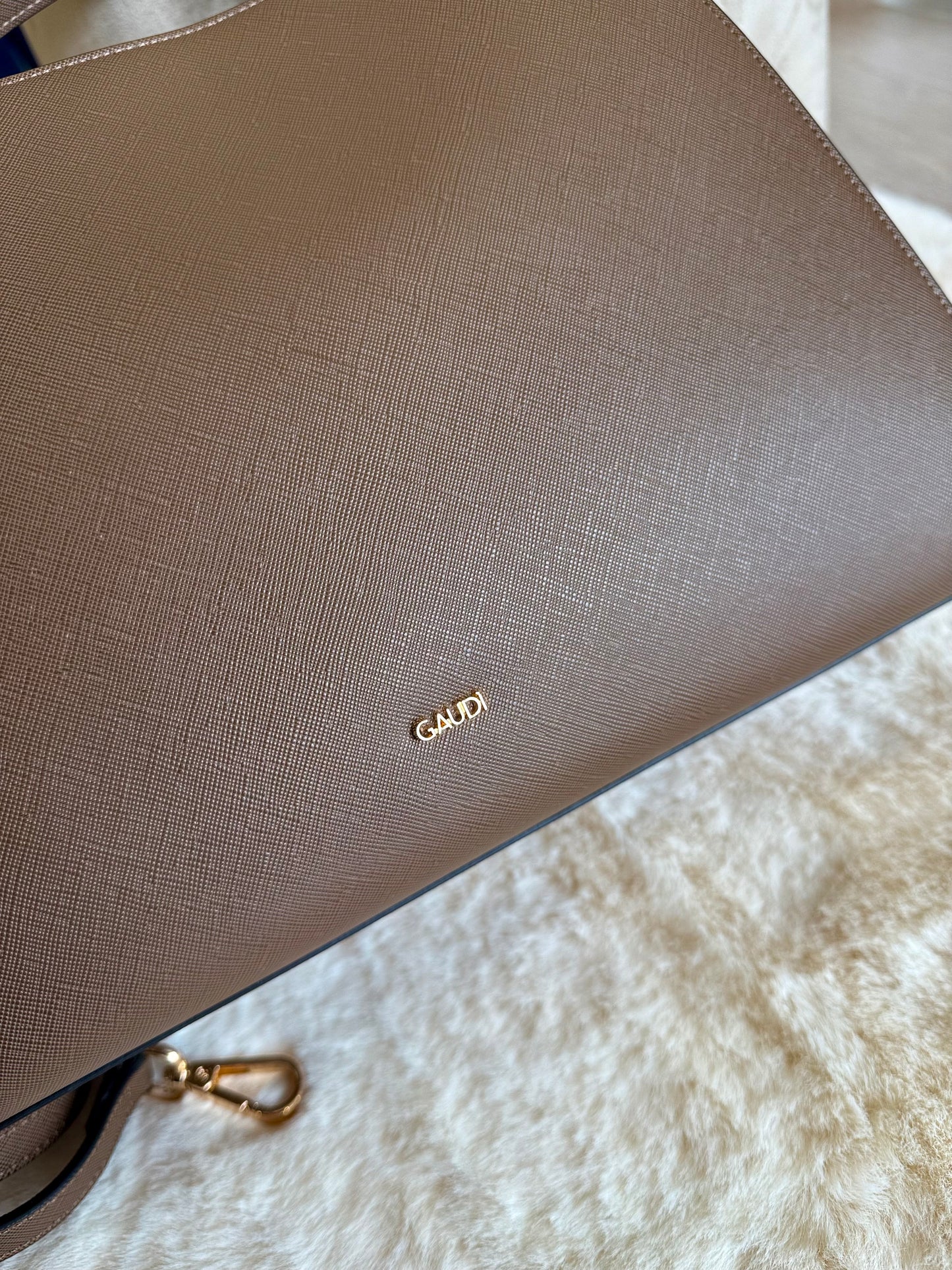 Borsa top handle cioccolato in similpelle Gaudì con elegante finitura e logo dorato