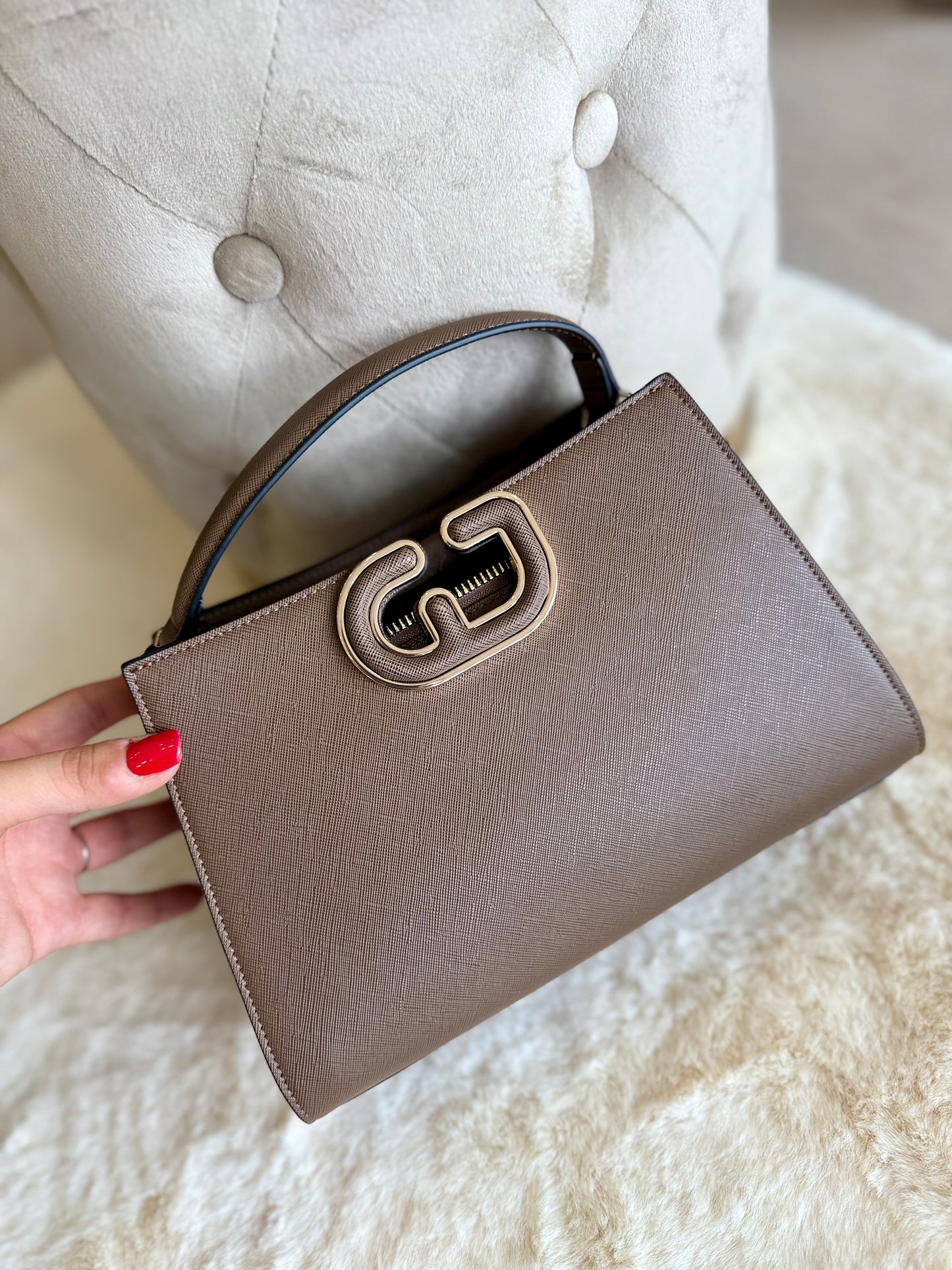 Borsa top handle cioccolato in similpelle con manico elegante e dettagli metallici