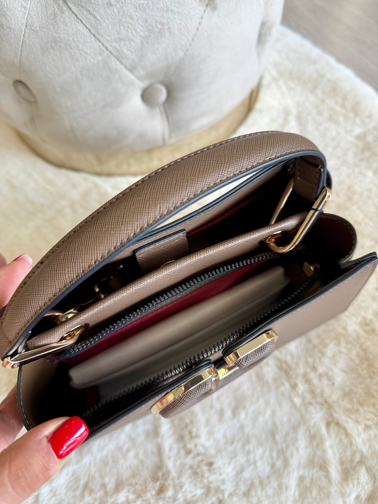 Borsa top handle cioccolato in similpelle con scomparti interni e design elegante