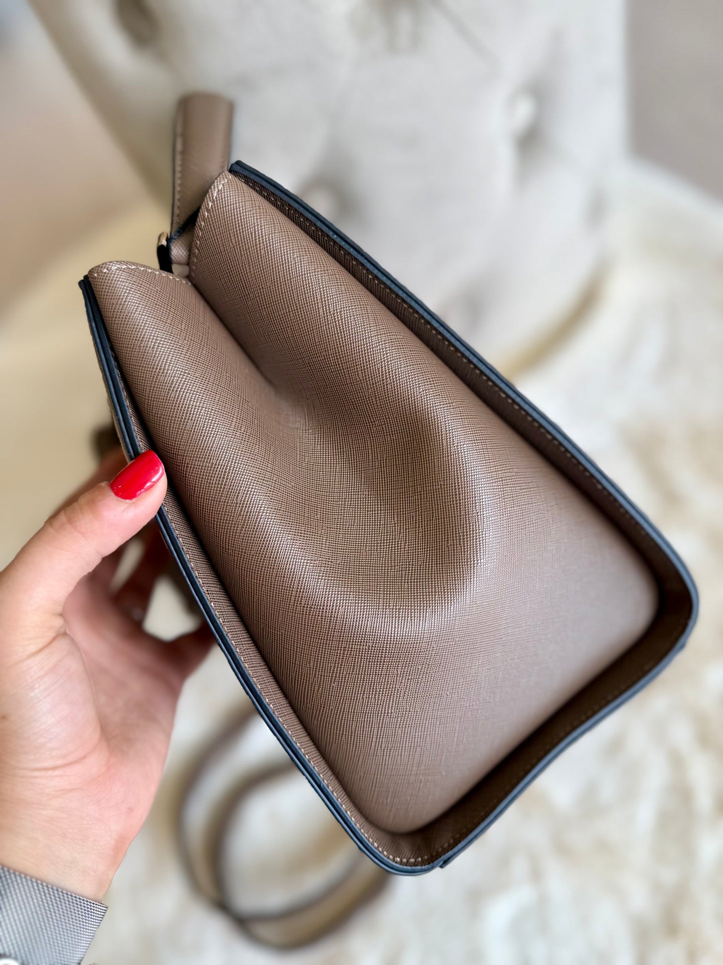 Borsa top handle cioccolato in similpelle con design elegante e interno spazioso