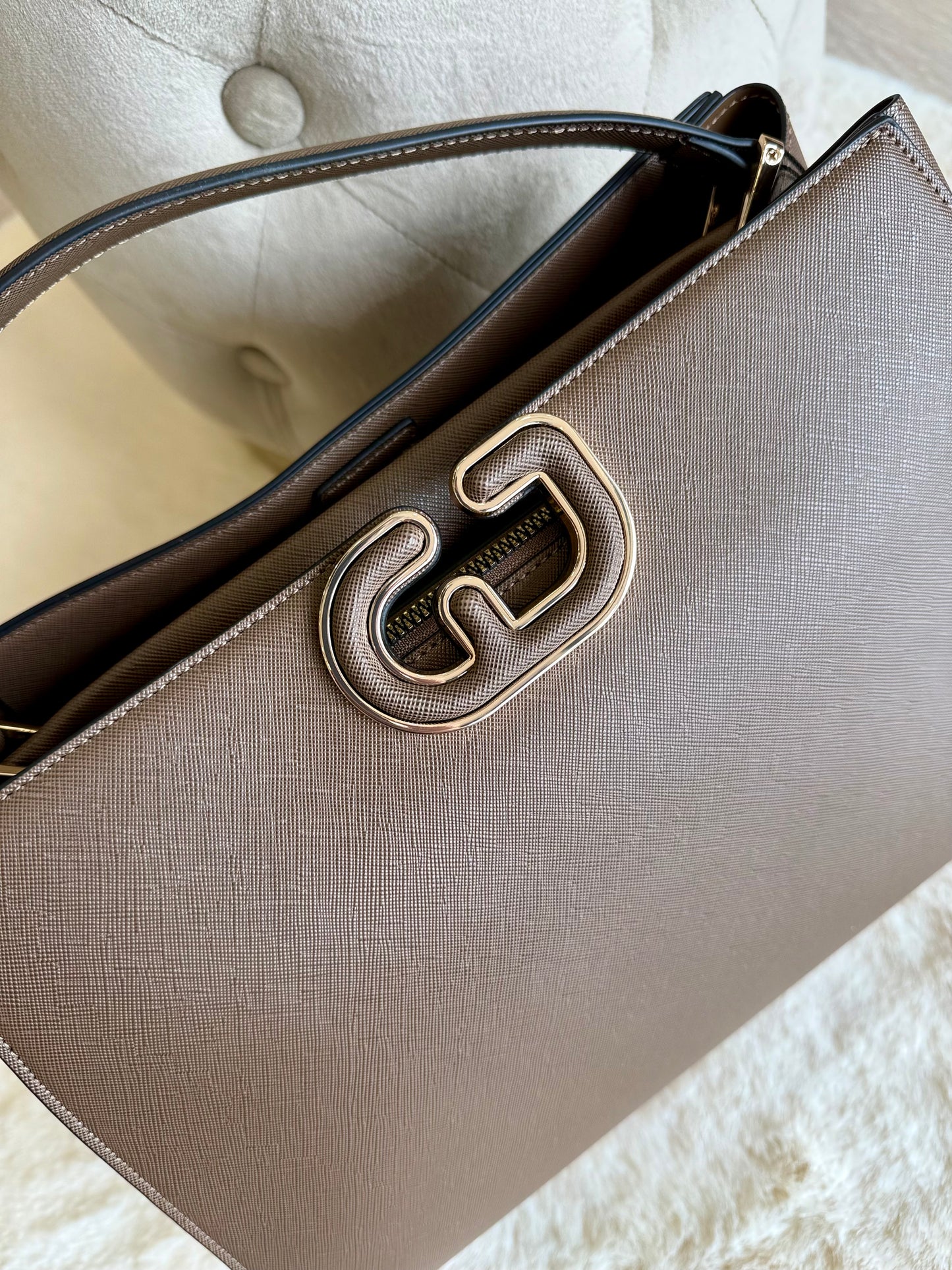 Borsa top handle cioccolato in similpelle con chiusura elegante e manici resistenti