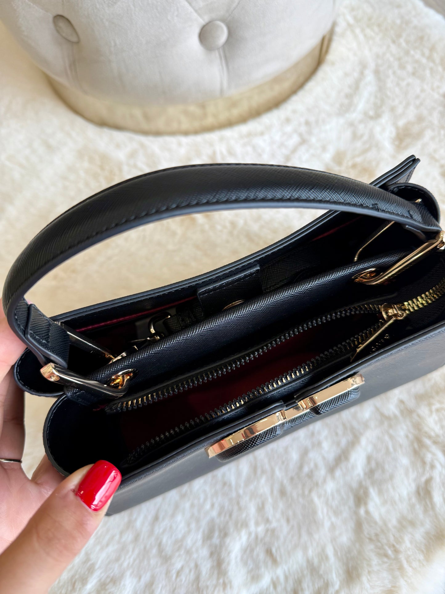 Borsa top handle nera in similpelle di Gaudì con manico e compartimenti interni