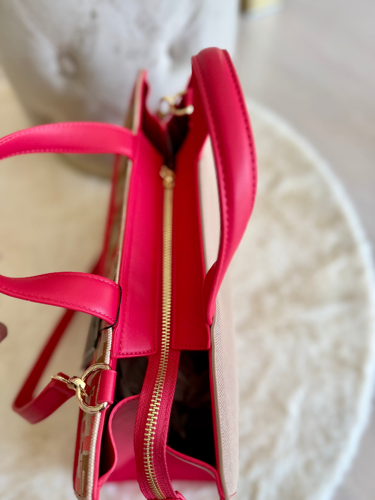 Borsa top handle rossa con logo, elegante e spaziosa, con manici in finta pelle per uso quotidiano