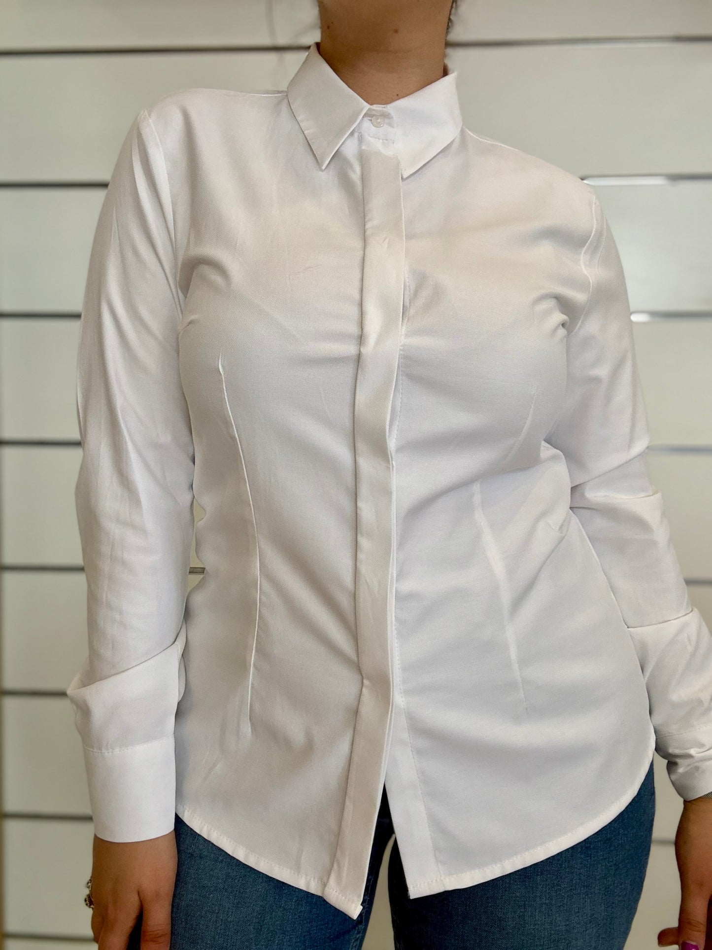 Camicia aderente bianca di ECO con taglio raffinato e vestibilità aderente per un look elegante