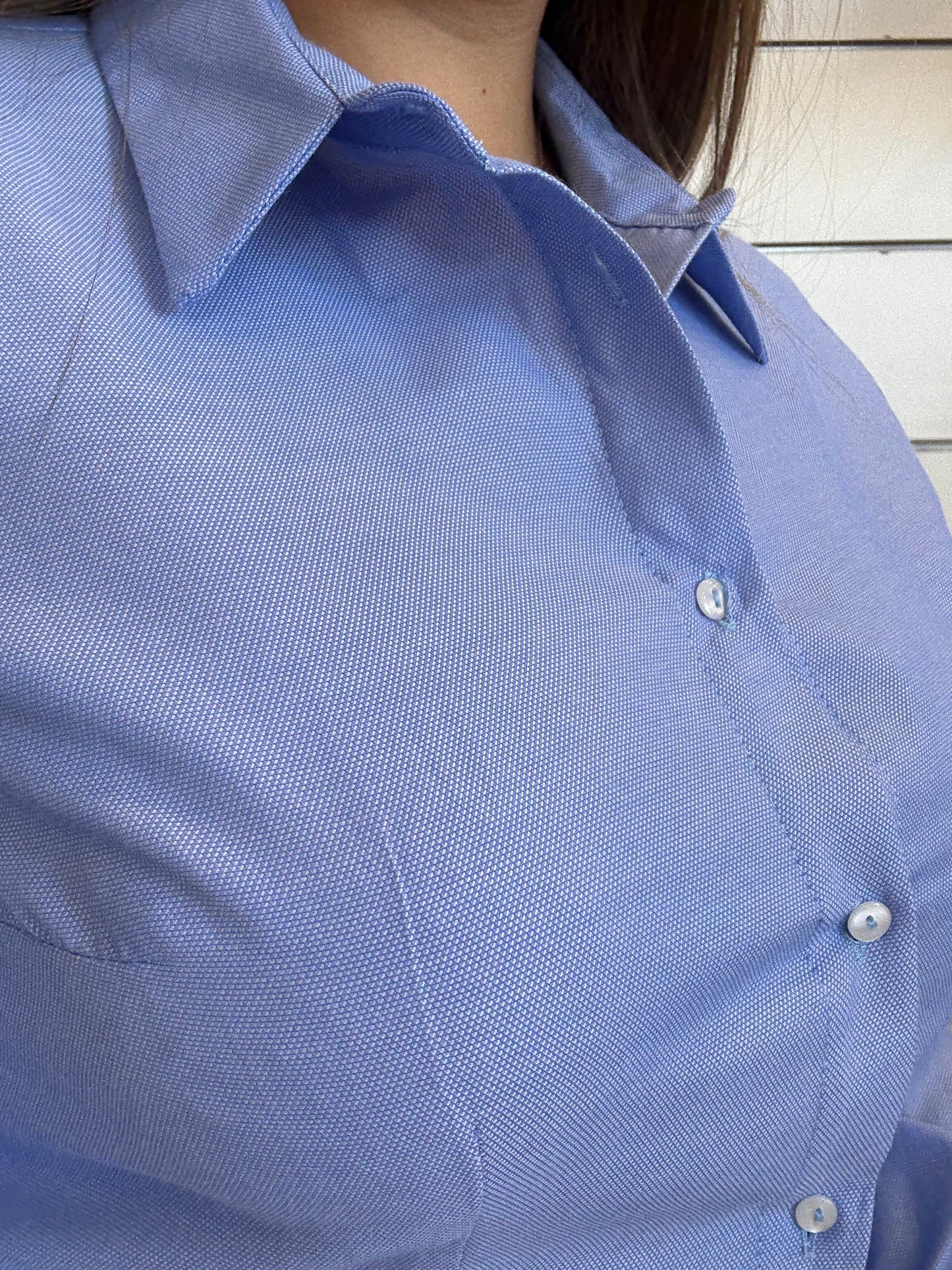 Camicia aderente celeste di ECO con colletto e bottoni, perfetta per occasioni eleganti