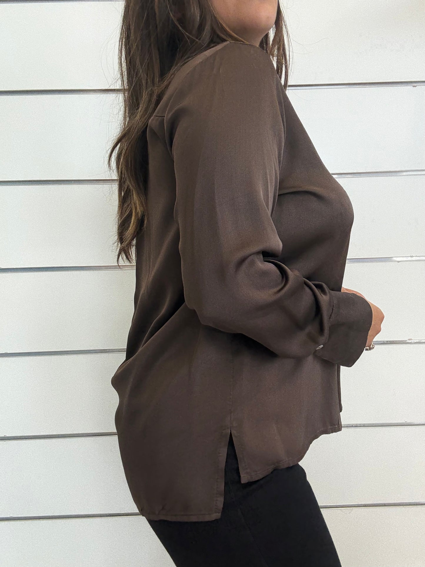 Camicia morbida in viscosa cioccolato con maniche lunghe e taglio elegante