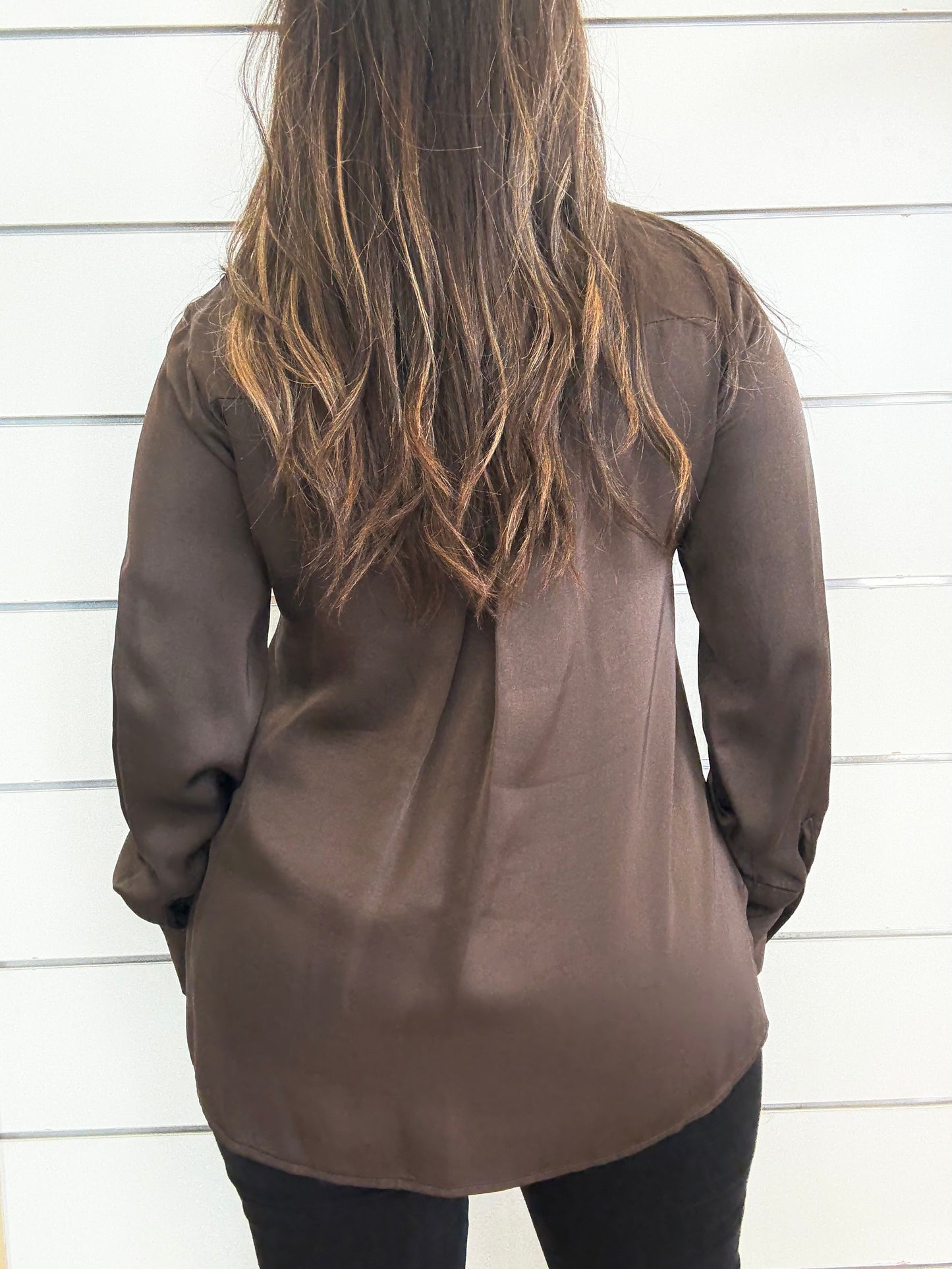Camicia morbida in viscosa cioccolato vista posteriore con maniche lunghe e scollatura classica.