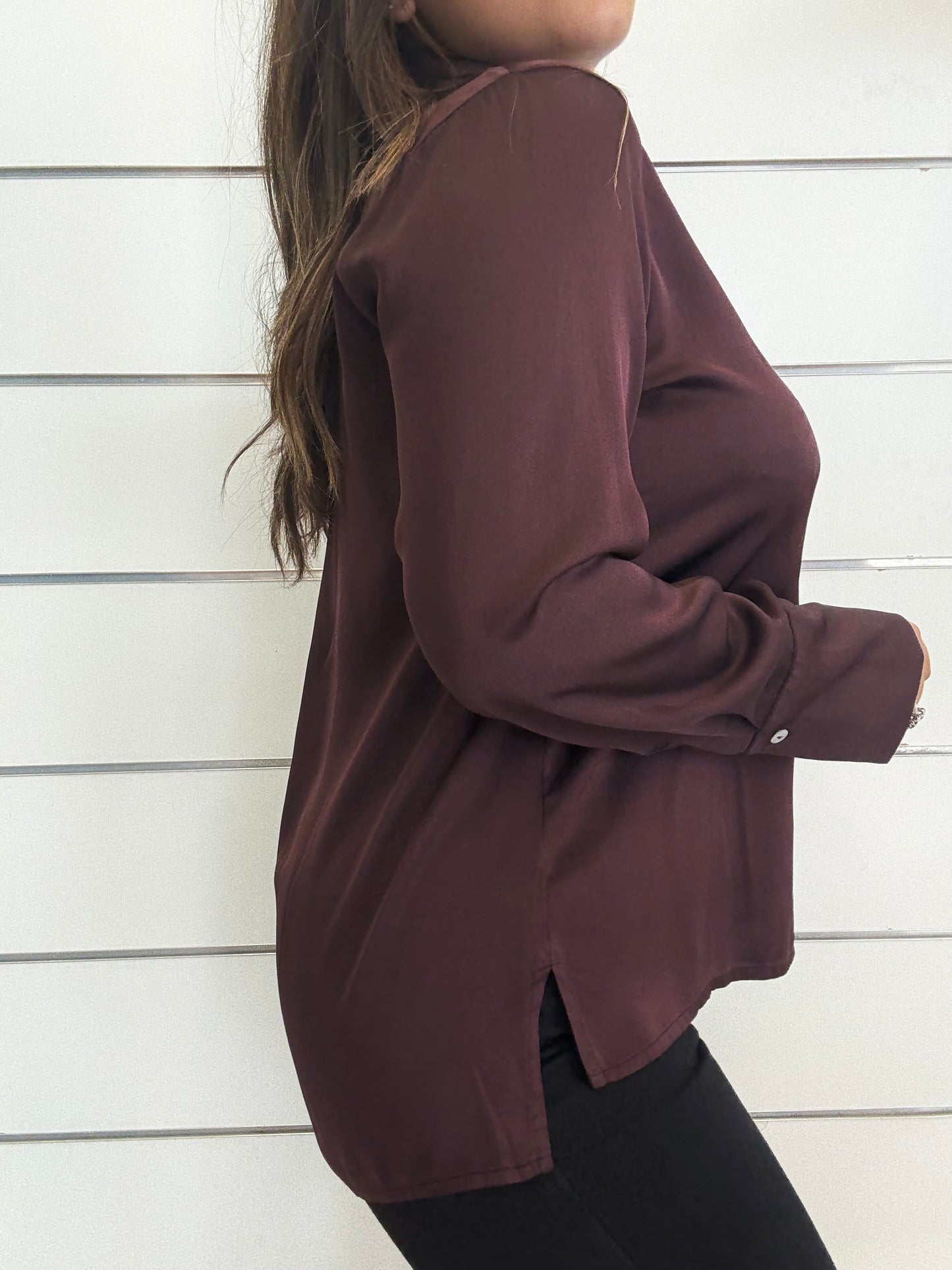 Camicia morbida in viscosa vinaccia con maniche lunghe e dettagli laterali eleganti