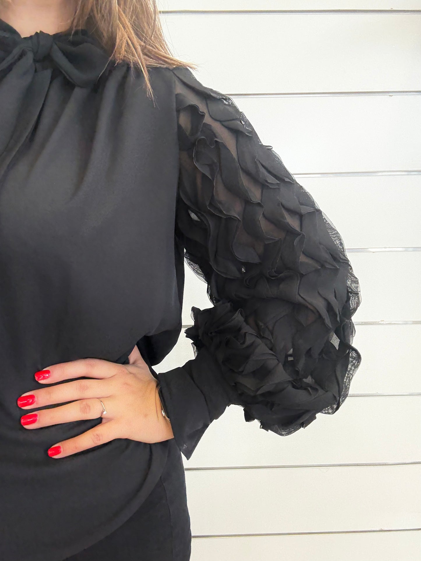 Camicia nera con dettagli raffinati e maniche lavorate per un look elegante e alla moda