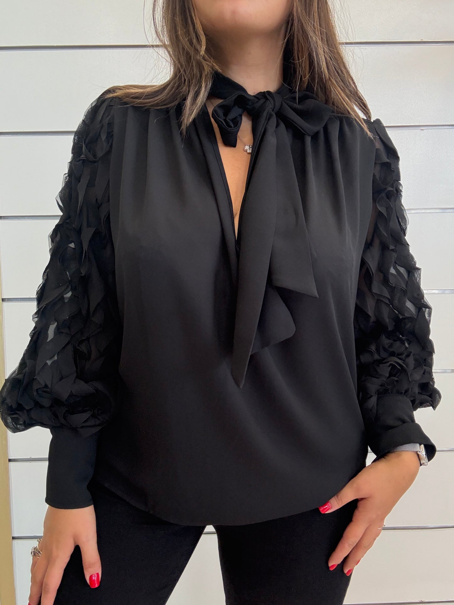 Camicia nera con dettagli raffinati, maniche lavorate e scollo a V per un look elegante