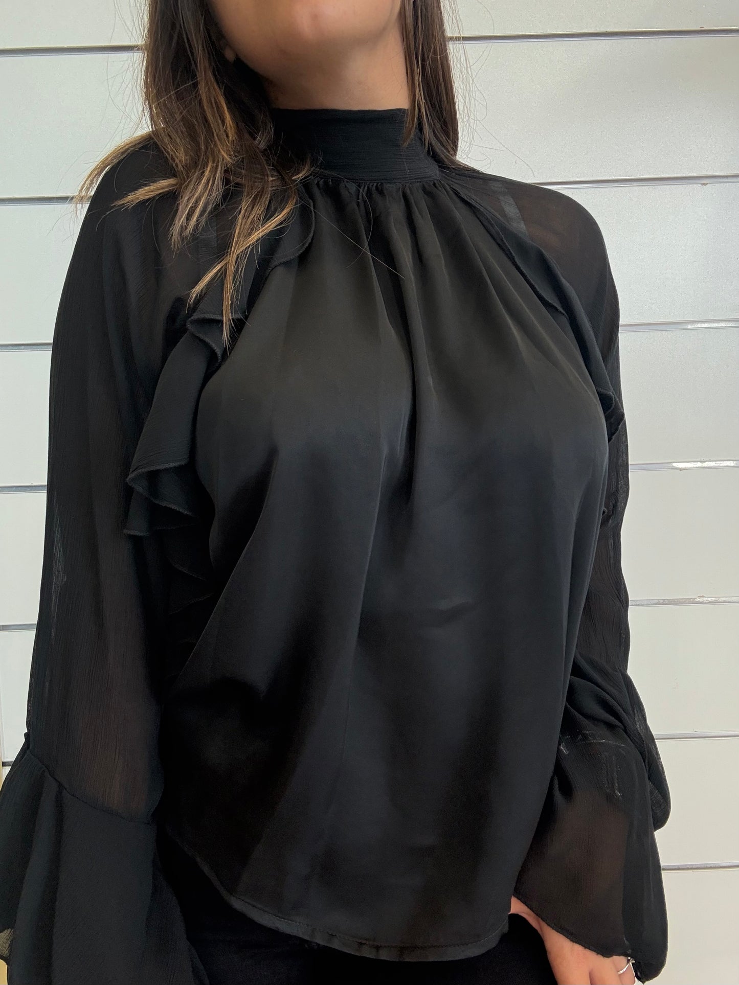 Camicia nera con maniche trasparenti e volant per un look elegante e moderno